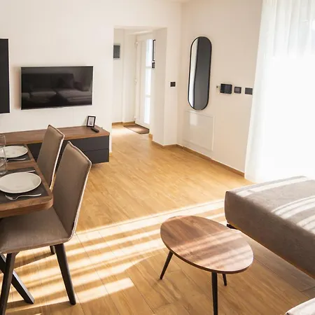 Life With Free Parking * بولا