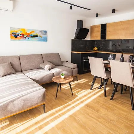 Apartment Life With Free Parking Pula