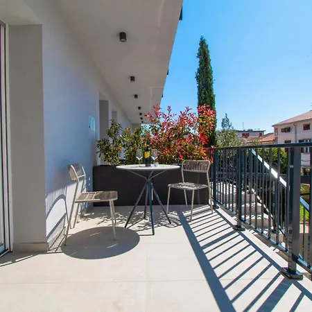 Life With Free Parking بولا