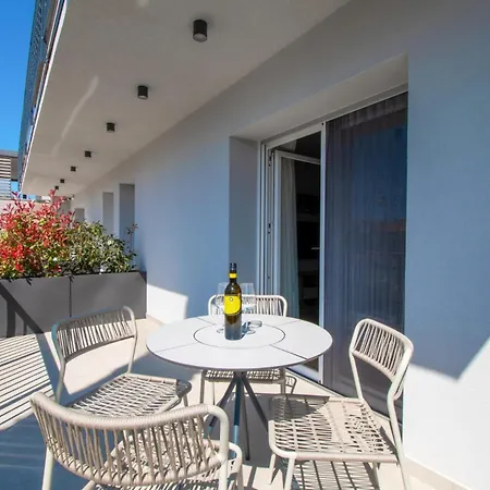 Apartment Life With Free Parking Pula